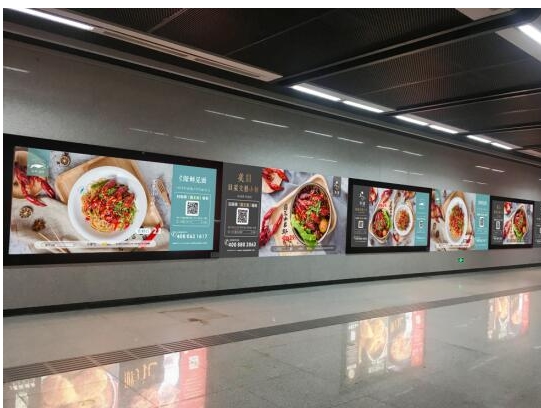 成为武汉首家投放「全线地铁灯箱广告」的麻辣烫品牌.