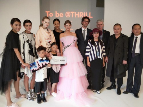艺鑫文化师生共同走上巴黎时装周国际T台诠释新时尚