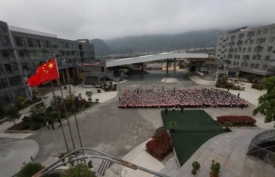 贵州兴义思源实验学校校内场景 兴义思源实验学校校长刁洪飞畅谈对智慧课堂的理解 兴义思源实验学校英语老师郝明香在使用智慧课堂上课,老师和学生人手一台平板电脑 数学课上,随堂测验回答对、错或半对(犹豫)的同学被分组显示在老师的平板电脑和讲台前的大屏幕上 课堂上,一名学生正在用平板电脑查看同学上传的作业和留言,还能彼此点赞、留言互动 从全市综合考评第四跃居第二,引入好未来智慧课堂的贵州兴义思源实验学校用了5个月。 身居西南欠发达地区,校长刁洪飞清楚,对这所正式开学尚不足3