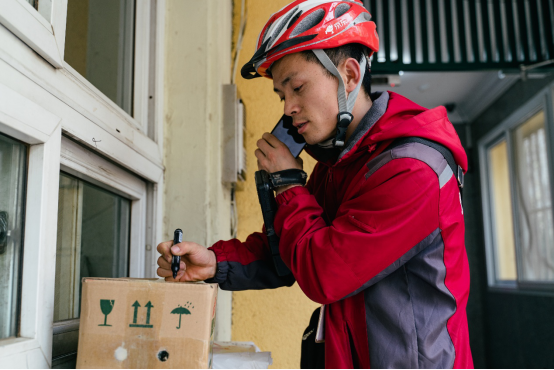 北漂快递小哥参加纪念五四运动100周年大会用奋斗服务更多人