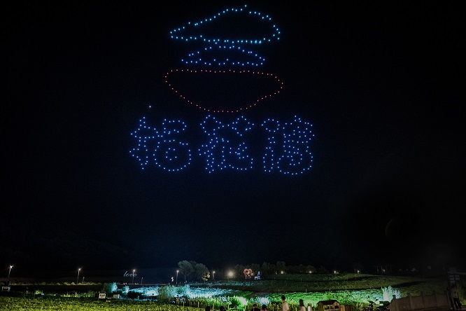 500架无人机表演点亮无锡拈花湾夜空和游客互动