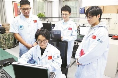 国防科技大学北斗团队成员正在讨论技术方案。 黄思锦摄